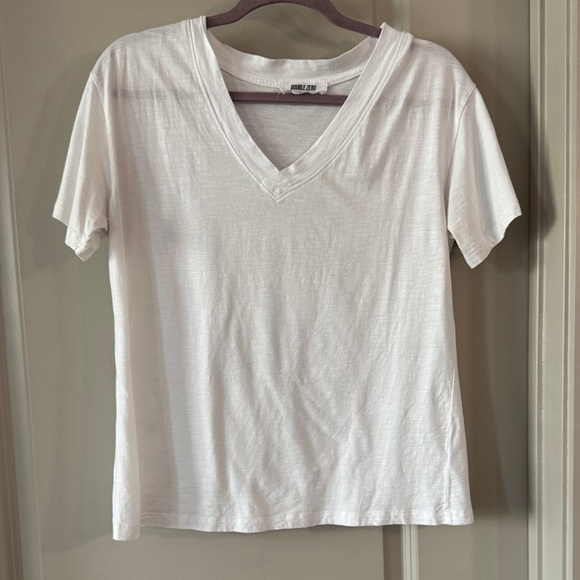 White V-Neck T-Shirt l M - Picture 1 of 3